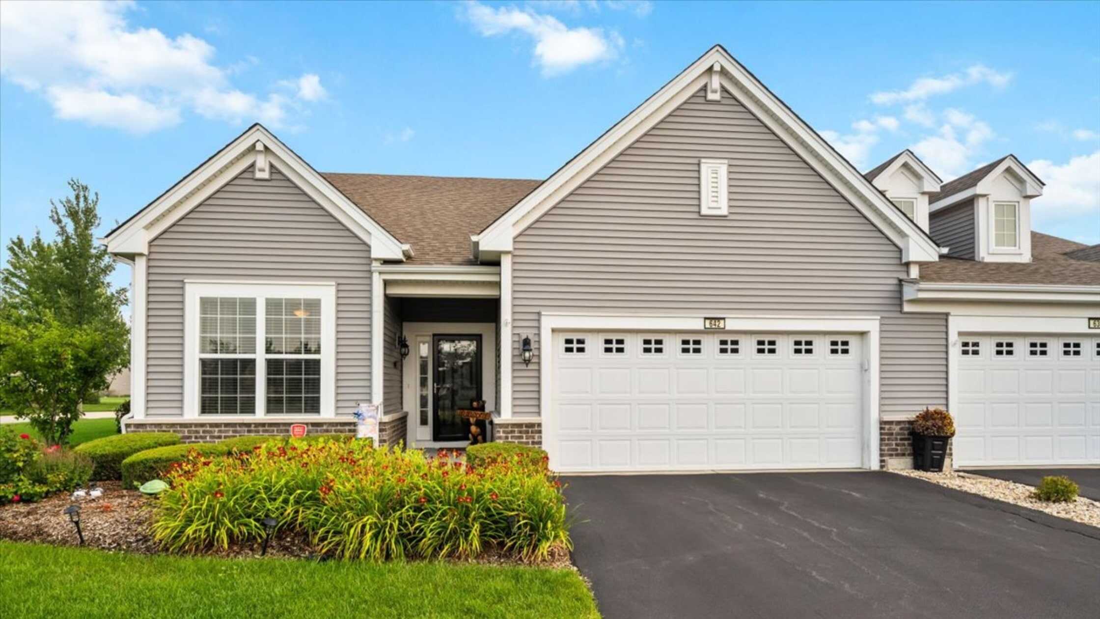 642 Autumn Cir, Pingree Grove, IL 60140